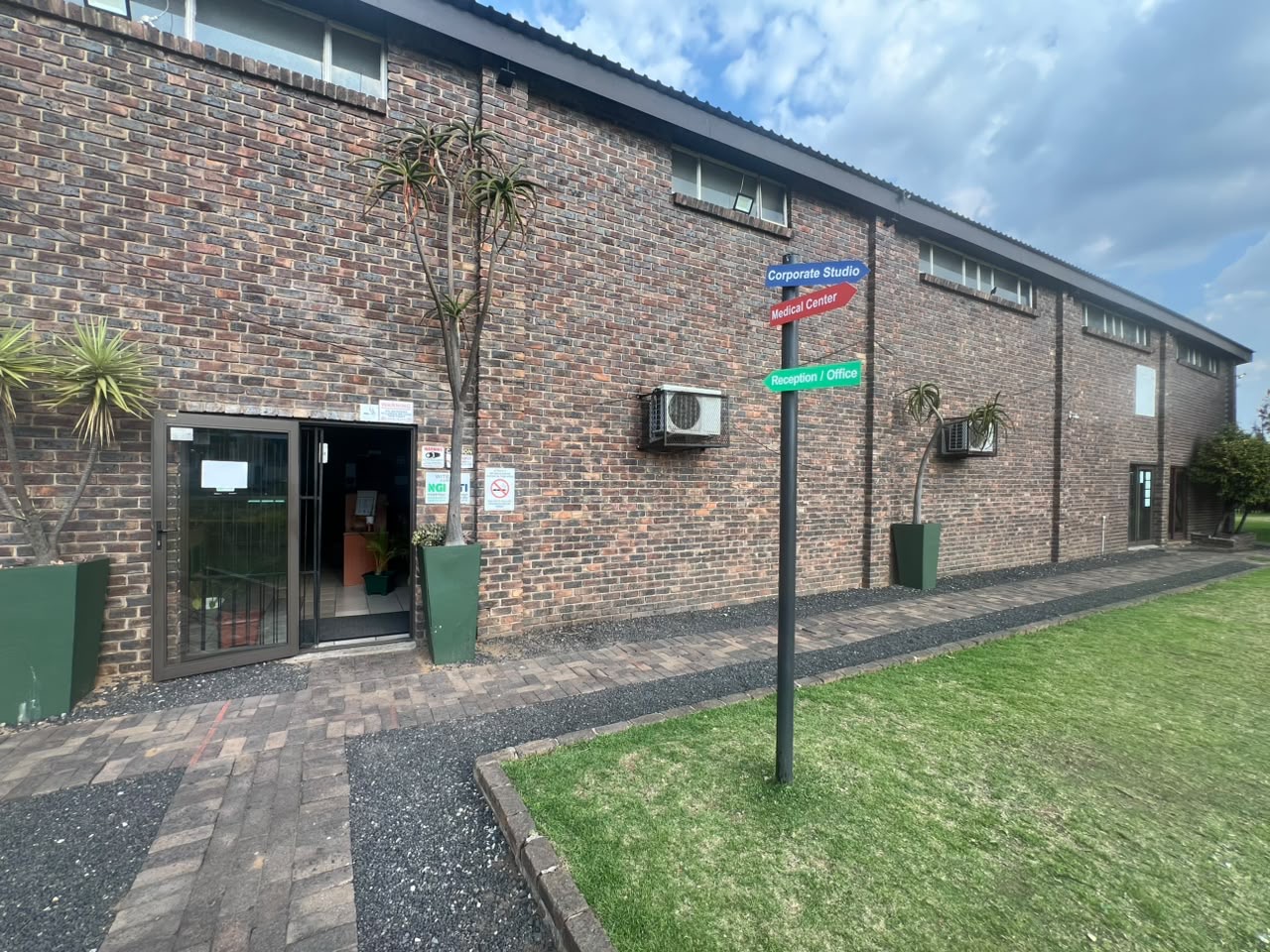 Reception entrance and campus direction signs