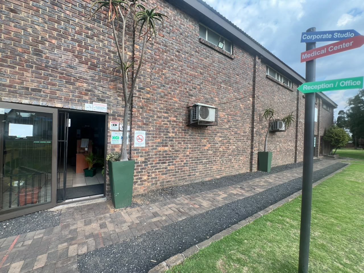 Witbank campus reception and walkway